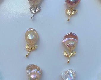 Colgante de flor de perla barroca / Plata de ley bañada en oro de 18 quilates