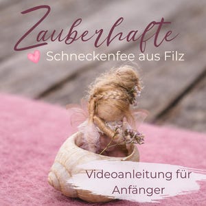 Könnte beinhalten: Eine Filz-Feenpuppe mit geflochtenem Haar und zarten Flügeln, eingebettet in eine Muschel. Die Puppe hält Blumen und befindet sich vor einem rosa Hintergrund. Der Text auf dem Bild lautet "Zauberhafte Schneckenfee aus Filz" und "Videoanleitung für Anfänger".