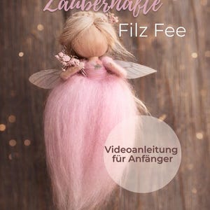 Könnte beinhalten: Eine handgefertigte Feenpuppe mit einem rosa Kleid und zarten Flügeln. Die Puppe hat blondes Haar und hält einen kleinen Blumenstrauß. Der Text "Zauberhafte Filz Fee" und "Videoanleitung für Anfänger" ist enthalten.