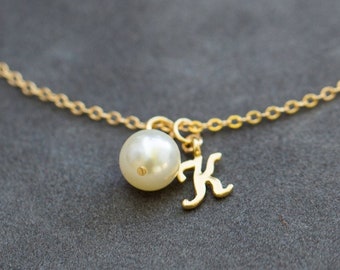 Gold Bridesmaids Bracelet, Initial and Pearl Bridesmaid Jewelry, Dainty Bridal Party Jewelry, Personalized Bridesmaids Gift, Simple Letter