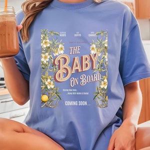 Das Baby an Bord Shirt bald erhältlich Schwangerschaft Ankündigung Film Poster T-Shirt Lustiges neues Eltern Geschenk Erwartet Mama Papa Baby offenbaren Kleidung