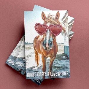 Carte d'anniversaire avec un cheval mignon disant « bisous de cheval et voeux d'amour », cadeau pour les amateurs de chevaux, cadeau équestre, cadeau d'anniversaire de la Saint-Valentin