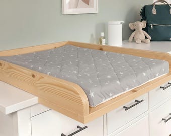 Roher, maßgefertigter Wickeltisch, anpassbar bis zu 80 cm.