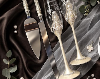 Newlywed Champagne Flutes with Pearls and Mrs Champagne Flutes, Glasses and Cake Set with Cake Server Knife