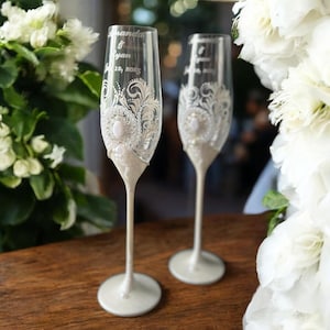 Elegant Wedding Gift Set with Pearl Champagne Flutes and Engraved Cake Server, Personalized Toasting Glasses for Bride and Groom
