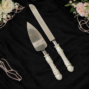 Peut inclure: Panneau en bois rustique avec l'inscription "Welcome to our home" dans un style manuscrit. Le panneau pr&eacute;sente une finition vieillie et un design simple et accueillant, id&eacute;al pour un porche ou une entr&eacute;e.