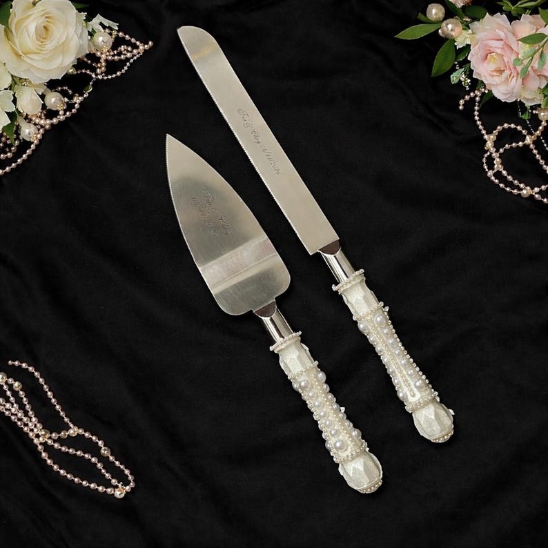 Peut inclure: Panneau en bois rustique avec l'inscription "Welcome to our home" dans un style manuscrit. Le panneau pr&eacute;sente une finition vieillie et un design simple et accueillant, id&eacute;al pour un porche ou une entr&eacute;e.