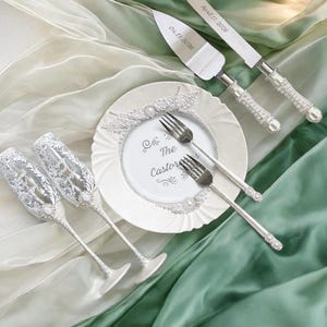 Mr and Mrs Champagne Flutes with Pearl Cake Server and Plate, Wedding Cake Cutting Set, Bridal Shower Gift for Couple Set of 7 items