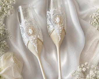 Personalized Wedding Gift Box with Champagne Flutes, Engraved Bride and Groom Glasses Monogram Toast Set for Elegant Ceremony