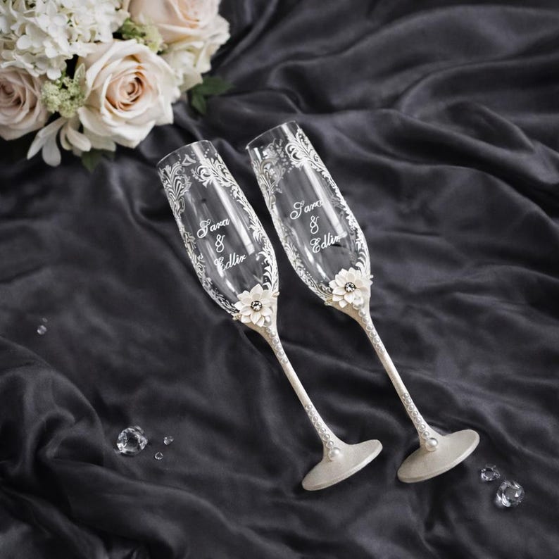 Wedding Champagne Flutes with Pearls and Handmade Flower Decor, Engraved Bridal Toast Glasses for Garden Wedding, Bride and Groom Gift 2 flutes