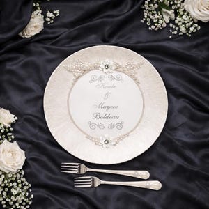 Wedding Champagne Flutes with Pearls and Handmade Flower Decor, Engraved Bridal Toast Glasses for Garden Wedding, Bride and Groom Gift Plate + 2 forks