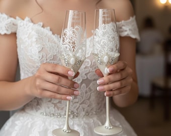 Pearl Wedding Set with White Ornament Painting, Bride and Groom Gift, Hand Painted Glasses Set