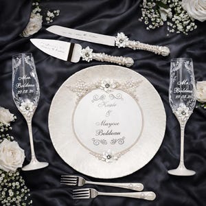 Wedding Champagne Flutes with Pearls and Handmade Flower Decor, Engraved Bridal Toast Glasses for Garden Wedding, Bride and Groom Gift Set of 7 items