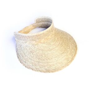 May include: A natural straw sun visor. The visor features a curved brim and a headband for a comfortable fit. The design is simple and practical, offering protection from the sun. This accessory is ideal for outdoor activities and measures approximately 30 cm in diameter.