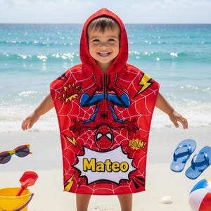 Peut inclure: Un enfant portant une serviette de plage &agrave; capuche rouge Spider-Man avec le nom "Mateo" dessus. La serviette pr&eacute;sente un graphisme Spider-Man et un motif de toile d'araign&eacute;e. Accessoires : lunettes de soleil, seau jaune, pelle rouge, tongs bleues et ballon de plage.