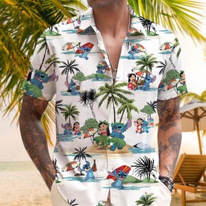 Può includere: Camicia bianca a maniche corte con stampa tropicale con personaggi dei cartoni animati, palme e scene di spiaggia. La camicia ha una vestibilità rilassata ed è adatta per abbigliamento casual. Il design include personaggi con tavole da surf e ombrelloni.
