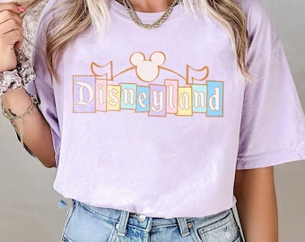 Disneyland Comfort Color-skjorta, Retro Disneyland-skjorta, Magiskt kungarike-skjorta, Disneyland-resa-skjorta, Familjesemesterskjortor i Disneyland