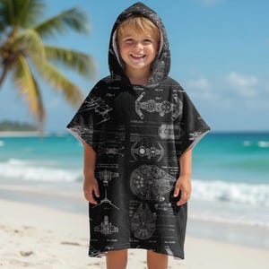 Peut inclure: Un poncho de bain à capuche noir orné d'un motif de plans techniques blancs représentant divers vaisseaux spatiaux. Le design comprend des dessins au trait détaillés de vaisseaux et de schémas mécaniques imprimés sur le tissu, avec une capuche.