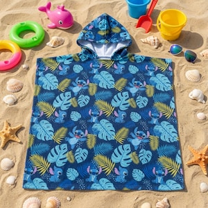 Puede incluir: Una toalla tipo poncho con capucha en color azul oscuro que presenta un patr&oacute;n repetitivo del personaje Stitch de Lilo y Stitch, intercalado con hojas de palma y helechos tropicales en azul claro y amarillo, con forro interior blanco.