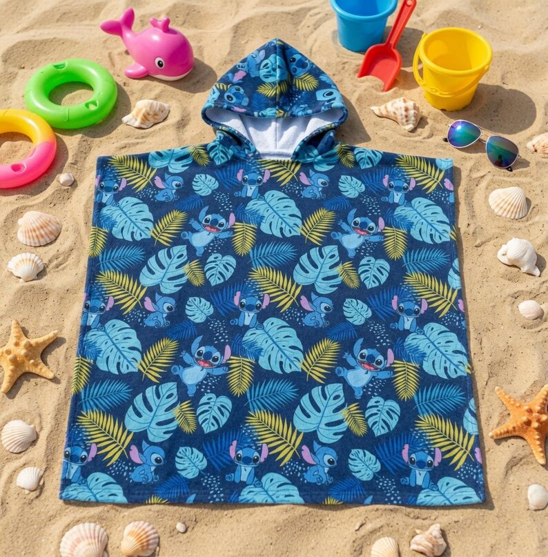 Puede incluir: Una toalla tipo poncho con capucha en color azul oscuro que presenta un patr&oacute;n repetitivo del personaje Stitch de Lilo y Stitch, intercalado con hojas de palma y helechos tropicales en azul claro y amarillo, con forro interior blanco.
