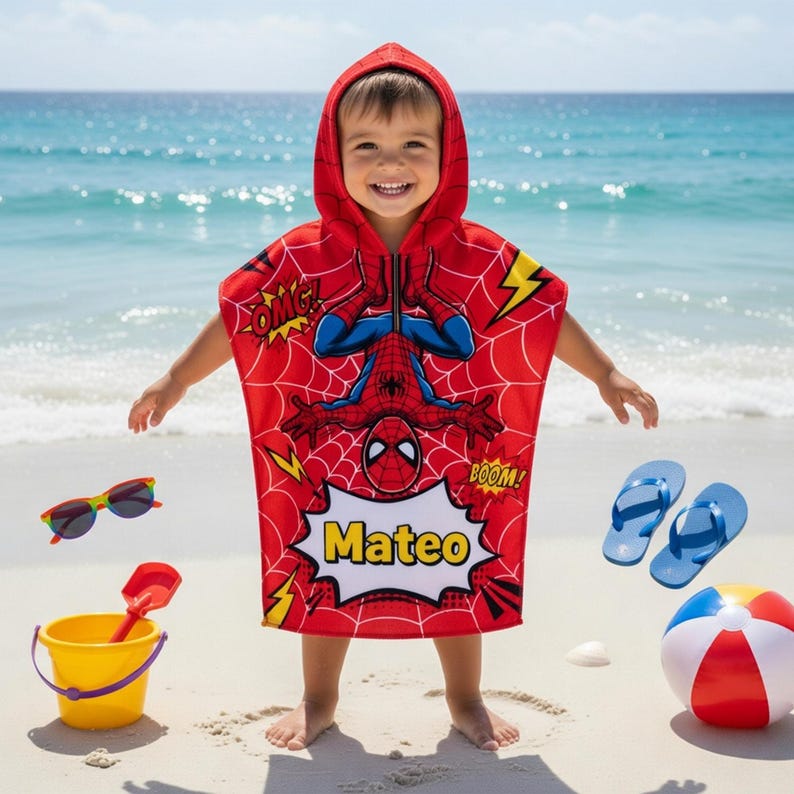 Peut inclure: Un enfant portant une serviette de plage &agrave; capuche rouge Spider-Man avec le nom "Mateo" dessus. La serviette pr&eacute;sente un graphisme Spider-Man et un motif de toile d'araign&eacute;e. Accessoires : lunettes de soleil, seau jaune, pelle rouge, tongs bleues et ballon de plage.