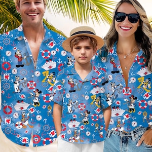 Könnte beinhalten: Eine dreiköpfige Familie trägt passende blau-weiße Hawaiihemden mit Mickey-Maus- und Kreuzfahrt-Motiv. Die Hemden zeigen verschiedene Mickey-Maus-Charaktere, Anker und nautische Designs.