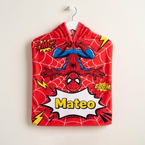 Peut inclure: Serviette &agrave; capuche rouge Spider-Man avec un motif de toile d'araign&eacute;e blanche. La serviette pr&eacute;sente un graphisme de Spider-Man &agrave; l'envers et le nom "Mateo" en jaune. Des effets sonores de bande dessin&eacute;e "OMG!" et "BOOM!" sont &eacute;galement inclus.