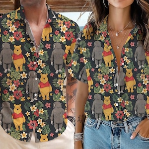 Può includere: Camicie a maniche corte con bottoni e sfondo scuro, con un motivo di Winnie the Pooh, gorilla e fiori tropicali. Le camicie hanno una vestibilità rilassata e sono adatte per abbigliamento casual.