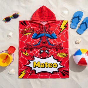 Peut inclure: Une serviette de plage &agrave; capuche rouge Spider-Man avec le nom "Mateo" dans une bulle blanche. La serviette pr&eacute;sente un graphisme Spider-Man et un motif de toile d'araign&eacute;e. Accessoires : lunettes de soleil, seau de plage, pelle, tongs et ballon de plage.