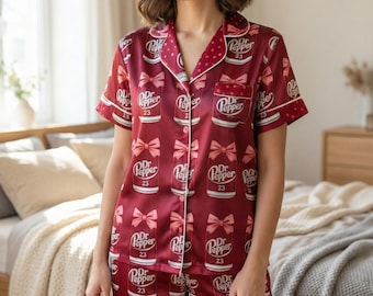 Dr Pepper Pyjamas Frauen, Kokette Schleife Satin Nachtwäsche, Lustige Soda Can Pjs, Kastanienbraunes Seiden Set, Foodie Geschenk für Sie, Button Down Lounge Top