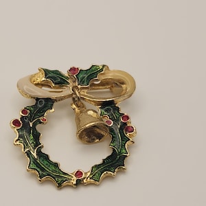 Vintage Christmas Wreath Bow Bell Brooch | Mid Century Holiday Pin | Festive Ribbon Gold Tone Jewelry Gift