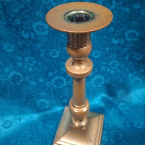 Candeliere vintage in ottone massiccio con base quadrata – Patina originale – Circa 30 cm – Accendino d'interni senza tempo