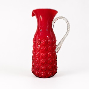 Vintage Empoli Stijl Glazen Karaf – Dieprood Art Glass Pitcher met Gedraaid Handvat – Mid Century Italiaans Design
