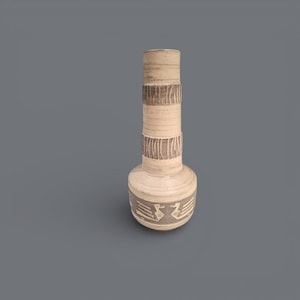 Op de afbeelding: Een set van drie keramische mokken met een gespikkelde, matte afwerking. De mokken zijn in crème, lichtgrijs en donkergrijs. Elke mok heeft een eenvoudig, minimalistisch ontwerp.