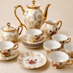 Vintage Porzellan-Teeservice mit Goldverzierungen und floralem Dekor