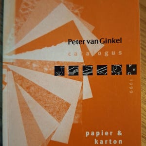 Op de afbeelding: Een oranje catalogusomslag met witte geometrische vormen en de tekst "Peter van Ginkel catalogus" en "papier & karton". Het jaar 1999 staat rechts op de omslag.