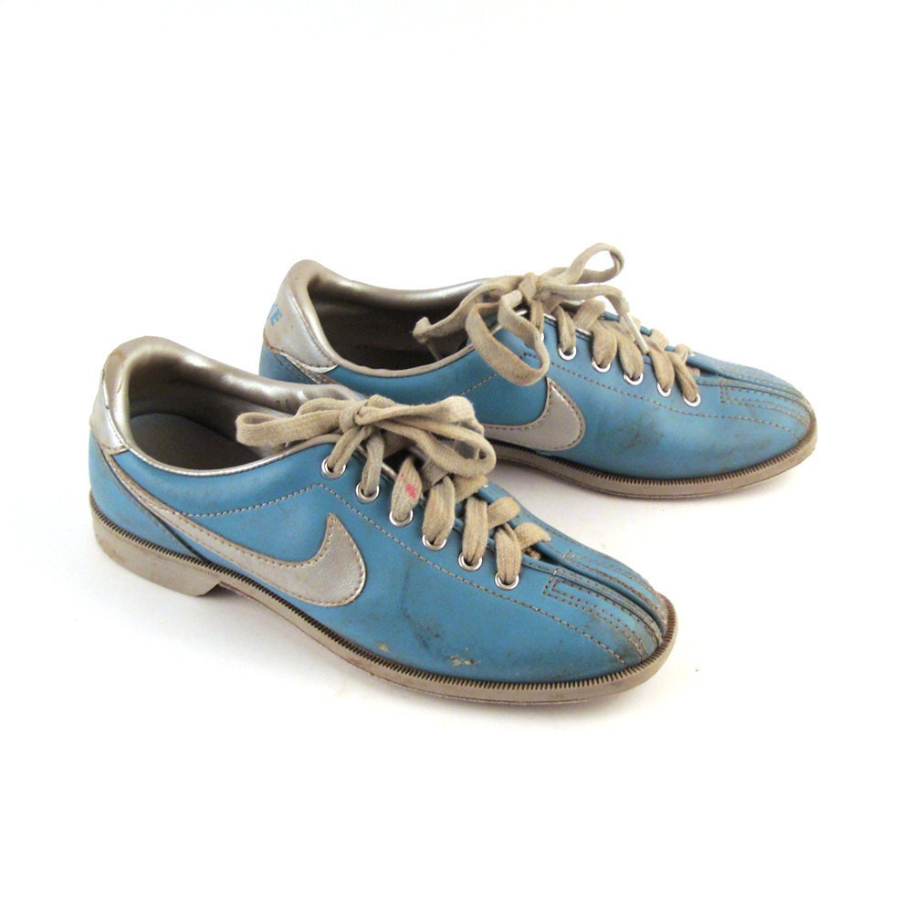 Vintage nike top bowling shoes
