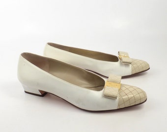 Ferragamo Bow Heels Vintage 1980s Shoes Flats Cream White Leather Detail size 8 AA