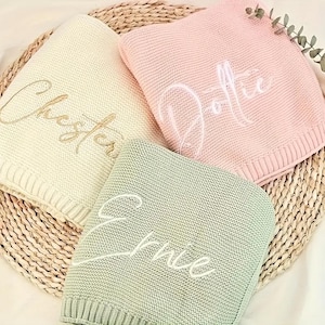 Personalisierte gestrickte Babydecke, benutzerdefinierter Name bestickte Neugeborenendecke, weiche Kinderzimmerbettwäsche, Neugeborenengeschenk, Babypartygeschenk