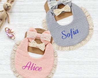 Spersonalizowany haftowany śliniaczek z koronkową lamówką, spersonalizowany zestaw śliniaczka i opaski na głowę dla niemowląt, prezent dla noworodka, prezent na baby shower, pamiątka z okazji narodzin dziecka