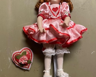 Paradise Galleries Little Miss Valentine Holiday Sweetheart bambola di porcellana