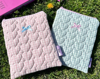 Funda acolchada para Kindle: Corazones rosas y menta, funda de algodón hecha a mano para Kindle, Kobo y lectores electrónicos.