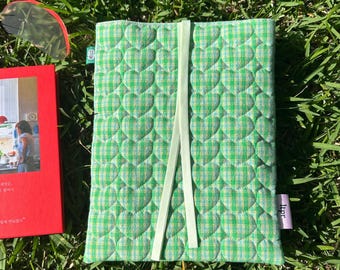 Pochette matelassée pour livres : Cœurs vert melon, étui à livres fait main avec ruban
