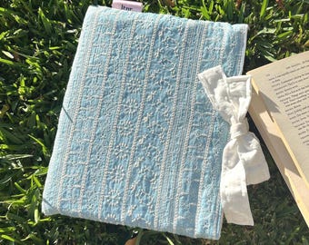 Pochette à broderies florales : Pochette de livre rembourrée bleu bébé avec ruban