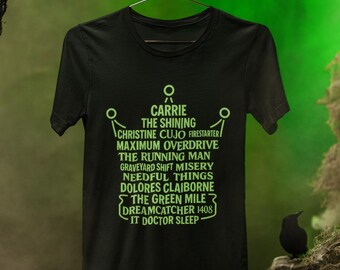 スティーブン・キング風グラフィックTシャツ、ユニセックスTシャツ、文学ギフト、ホラーファン向けアパレル、ホラー映画と本好きの方向け - クージョ、キャリー、IT、その他