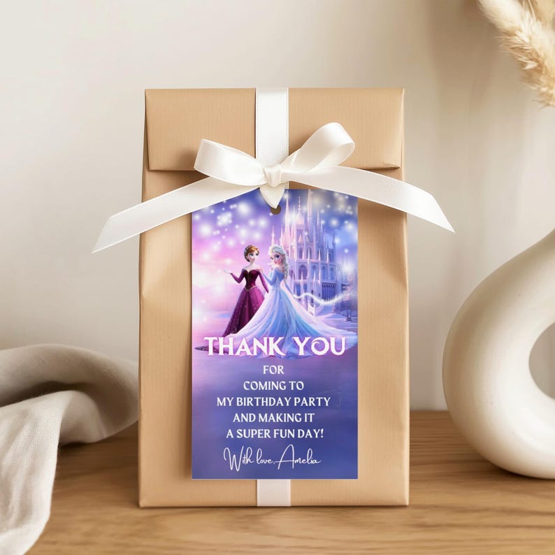 Pu&ograve; includere: Un regalo avvolto in carta marrone, legato con un nastro e un fiocco bianchi. Un'etichetta con la scritta "THANK YOU" e una grafica di due personaggi del film Frozen &egrave; allegata. L'etichetta recita "FOR COMING TO MY BIRTHDAY PARTY AND MAKING IT A SUPER FUN DAY! With love, Amelia."