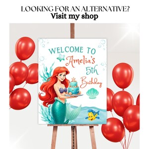 Puede incluir: Se&ntilde;al de bienvenida al 5&ordm; cumplea&ntilde;os de Amelia con una imagen de dibujos animados de Ariel la sirena sosteniendo un pastel. La se&ntilde;al est&aacute; en un caballete de madera con globos rojos en el fondo.