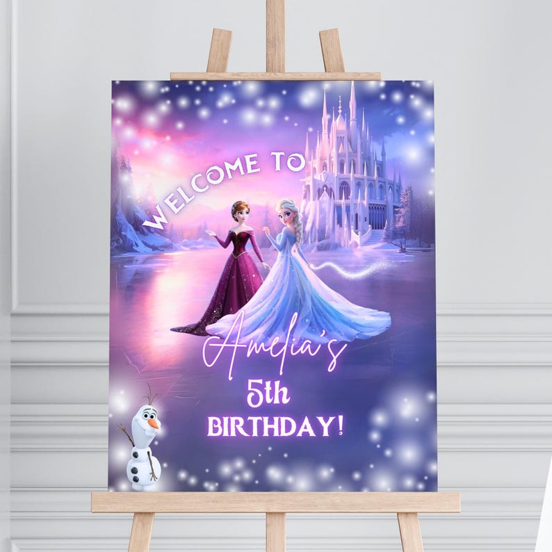 Pu&ograve; includere: Un cartello per feste a tema invernale, con due personaggi di principesse animate. Il cartello recita "WELCOME TO Amelia's 5th BIRTHDAY!" in un carattere decorativo, con un castello sullo sfondo. Un pupazzo di neve &egrave; in basso.