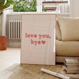 Op de afbeelding: Een set van drie keramische mokken met een gespikkelde, matte afwerking. De mokken zijn in de tinten crème, lichtgrijs en donkergrijs. Elke mok heeft een eenvoudig, minimalistisch ontwerp, ideaal voor koffie of thee.