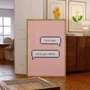 Love You More Print, Pixel Y2K Digitale Wandkunst, Nostalgie Funky Wandkunst, Dopamin Dekor, Coole Wand Kunst Mädchen, Trendige Wohnheim Wohnung Dekoration